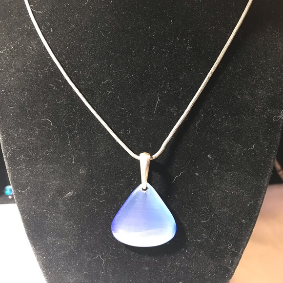 Glowing blue triangle pendant necklace - Picture 2 of 2